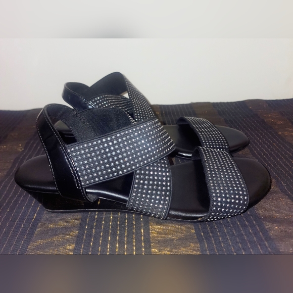 Predictions Comfort Plus Size 71/2 Strappy Silver Rinestone Studded Sandals Cute - Picture 4 of 14